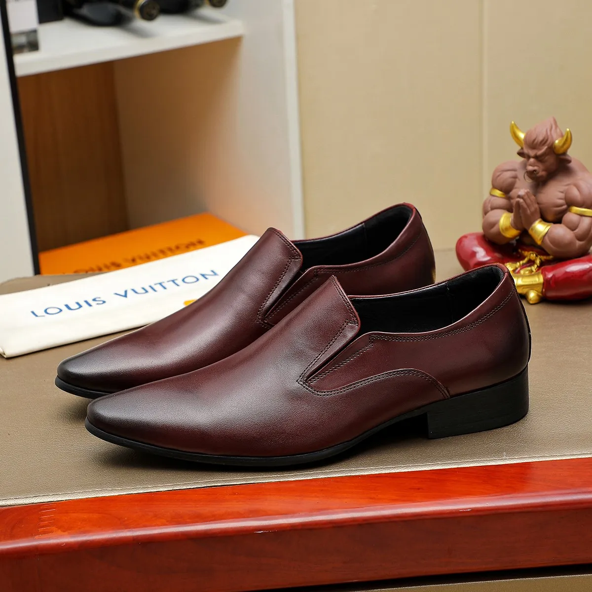 Men's shoes 💰540 💰 Louis Vuitton LV ® Autumn and Winter 🆕 models 🔛Full shoe counter First layer cowhide, 🐂Leather lined casual shoes for men, super soft outsole, essential for driving. Counter synchronization Original first layer cowhide Completely 1:1 mold customization 🌹Top version, 3 colors available! Number: 38-45 (37.46. Customized)